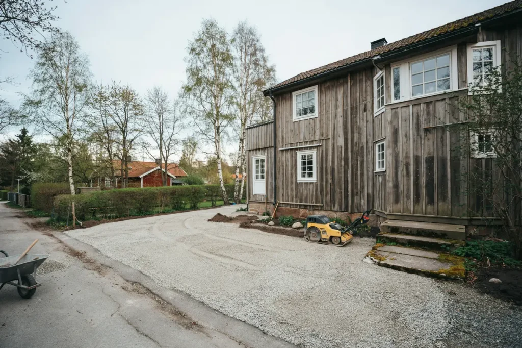 packad fyllning p tomten s undviker du framtida s ttningar vid uteplats g ngar och uppfart
